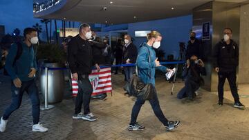 Muniain, a su llegada al hotel haciendo un gesto de que está bien
