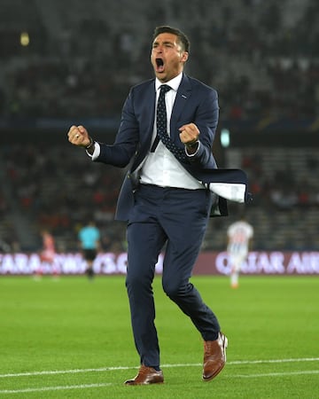 ABU DHABI, UNITED ARAB EMIRATES - DECEMBER 09: Diego Alonso, Manager of Pachuca celebrates his sides first goal during the FIFA Club World Cup match between CF Pachuca and Wydad Casablanca at Zayed Sports City Stadium on December 9, 2017 in Abu Dhabi, United Arab Emirates. (Photo by David Ramos - FIFA/FIFA via Getty Images)