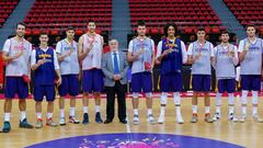 Los jugadores de las Ventanas reciben la medalla de oro del Mundial de China 2019 de parte de Jos&eacute; Miguel Sierra, vicepresidente primero de la Federaci&oacute;n Espa&ntilde;ola de Baloncesto