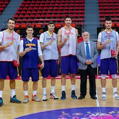 La FEB entrega las medallas de oro a los héroes de las Ventanas