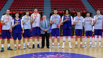 Los jugadores de las Ventanas reciben la medalla de oro del Mundial de China 2019 de parte de José Miguel Sierra, vicepresidente primero de la Federación Española de Baloncesto