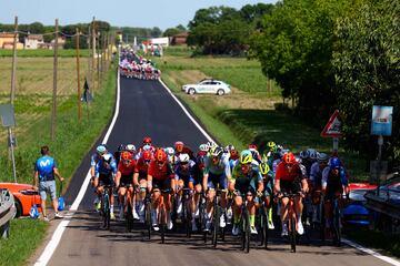 Abanicos en la 13ª etapa del Giro camino de Cento.