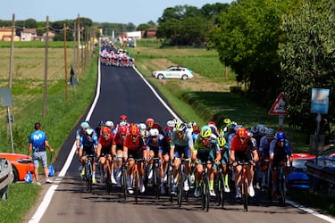 Jonathan Milan sobrevive a los abanicos y remata al esprint con autoridad