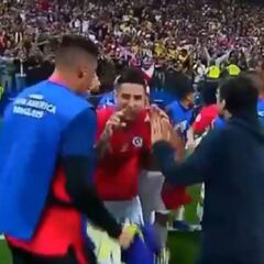 ¿Burla a Mina? La divertida celebración de Erick Pulgar