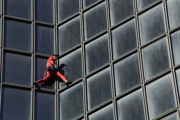 Alain Robert es un escalador de 60 años que se dedica a concienciar a los gobiernos para la lucha del cambio climático. Esta vez ha escalado un rascacielo de La Défense, un moderno barrio de negocios situado al oeste de París.