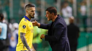 AME9172. CALI (COLOMBIA), 05/04/2022.- El técnico de Boca, Sebastián Battaglia (d), habla con su jugador Benedetto hoy, en un partido de la Copa Libertadores entre Deportivo Cali y Boca Juniors en el estadio del Deportivo Cali en Cali (Colombia). EFE/Ernesto Guzmán Jr.
