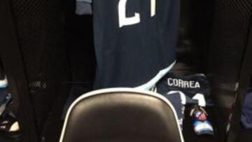 Las espinilleras de Correa con el escudo del Atlético antes del Argentina-Bolivia del viernes.