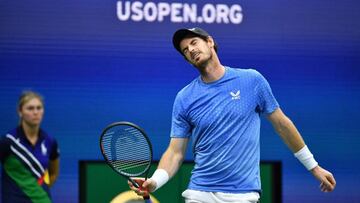 El tenista brit&aacute;nico Andy Murray se lamenta durante su partido ante Stefanos Tsitsipas en primera ronda del US Open en el USTA Billie Jean King National Tennis Center de Nueva York.