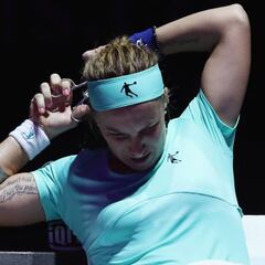 A Kuznetsova le molesta el pelo ¡y se lo cortó en pleno partido!