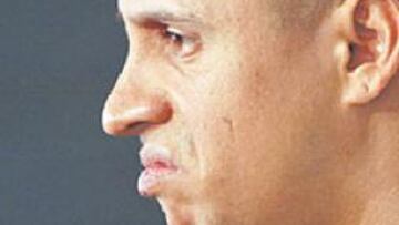 <b>DESCONTENTO</B>. Roberto Carlos está fastidiado tras conocer la dureza de su sanción.