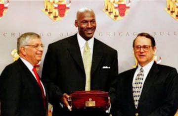 Michael Jordan con sus seis anillos entre Jerry Reinsdorf (Chicago Bulls) y el comisionado de la NBA David Stern. Año 1999.