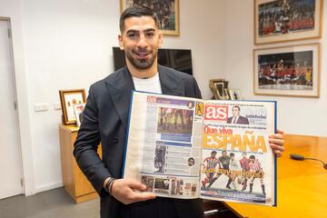 Ilia Topuria posa con la portada de AS del 21 de enero de 1997. Fecha en la que nació el luchador hispano georgiano.