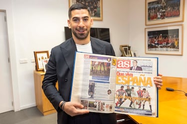 Ilia Topuria posa con la portada de AS del 21 de enero de 1997. Fecha en la que nació el luchador hispano georgiano.