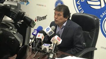 Renuncian directivos de la FESFUT; Hugo Carrillo no cede en El Salvador