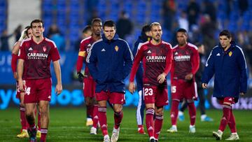 Los jugadores del Real Zaragoza se retiran cabizbajos de Butarque tras caer derrotados frente al Leganés.