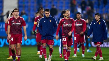 Los jugadores del Real Zaragoza se retiran decepcionados del terreno de juego tras caer derrotados en Butarque.