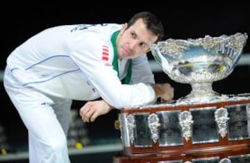 Radek Stepanek posa con la copa.