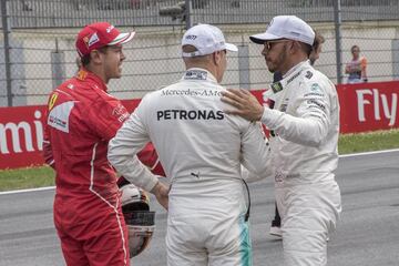 Los 3 pilotos charlan amistosamente tras la calificación en Austria.
