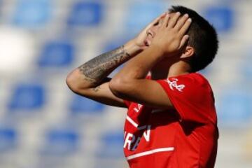 El jugador de Universidad Católica, Jaime Carreno, se lamenta tras desperdiciar una ocasión de gol contra O'Higgins.