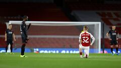 LONDON, ENGLAND - APRIL 08: Abdallah Sima of Slavia Praha stands whilst Emile Smith Rowe of Arsenal takes a knee in support of the Black Lives Matter movement prior to the UEFA Europa League Quarter Final First Leg match between Arsenal FC and Slavia Prah