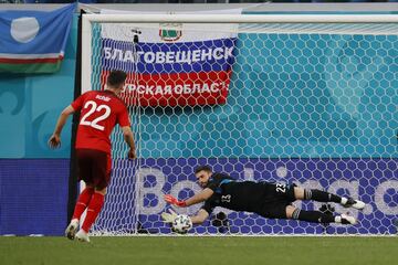 1-1. Cuarto lanzamiento de la tanda de penaltis. Unai Simón detiene el disparo de Fabian Schar.