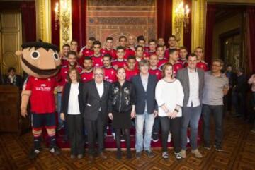 Celebración multitudinaria del Osasuna en las calles de Pamplona