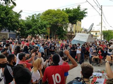 Aficionados se reúnen a las puertas del estadio Diego Armando Maradona, en el barrio de La Paternal.