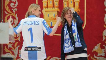 Cristina Cifuentes, con la camiseta del Leganés.