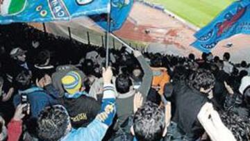 <b>AMBIENTAZO. </b>Así estaba anoche el estadio de San Paolo, en Nápoles, en el Napoli-Juventus.