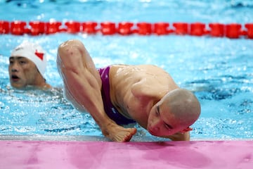 Jincheng Guo, del equipo de la República Popular China, sale de la piscina después de ganar el oro durante la final masculina de 50 m estilo libre S5 de natación paralímpica.