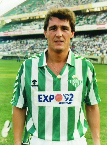 Tras abandonar el Real madrid fich車 por el Real Betis donde estuvo entre 1981 y 1990. Se convirti車 en el m芍ximo goleador hist車rico del equipo sevillano, hasta que le adelant車 Rub谷n Castro.