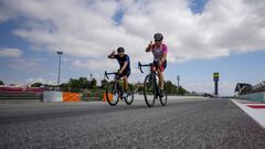 &Aacute;lex Rins montado en bici en Montmel&oacute;.