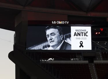 Marzo y Abril fueron meses trágicos para todo el mundo. También para el Atlético, para sus aficionados, sus seguidores. El club despidió a algunas de sus grandes leyendas. El 18 de marzo falleció a los 84 años Joaquín Peiró, uno de los futbolistas más grandes en la historia del club. El 29 de marzo murió José Luis Capón (72 años), un lateral que también hizo historia en la entidad madrileña. El 6 de abril se fue Radomir Antic (71 años), el entrenador que logró el 'Doblete' (ganó Liga y Copa) en la campaña 1995-96. Dos días después fallecía Miguel Jones (81 años). También perdió a un jugador infantil: Christian Minchola. El pasado 28 de noviembre se fue, con 77 años, Juan de Dios Román, leyenda del Atlético en su sección de balonmano...