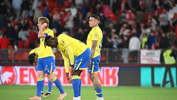 Roger Martí, Dawda Camara y Álex Fernández tras la derrota ante el Almería en los Juegos del Mediterráneo.