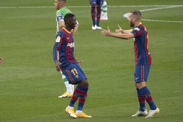 Los jugadores del Barcelona celebrando el gol de Dembélé