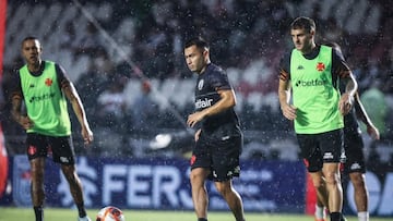 Un chileno sufre en Brasil y su DT dice esto: “No lo veo...”