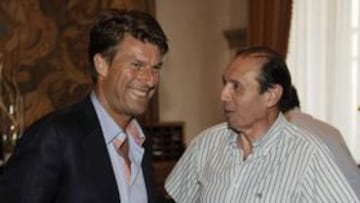 <b>Laudrup sólo actuó en Gijón como futbolista .</b> Como técnico, el encuentro de esta tarde será el primero que Michael Laudrup dispute contra el Sporting. El danés visitó El Molinón en seis ocasiones, pero en su época de futbolista. En cinco de ellas lo hizo de azulgrana y una con el Real Madrid. Con el Barça sumó tres derrotas, un empate y un triunfo. Con el Madrid salió derrotado.