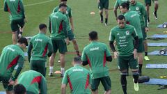 Jugadores de la Selección Mexicana en un entrenamiento en Girona.