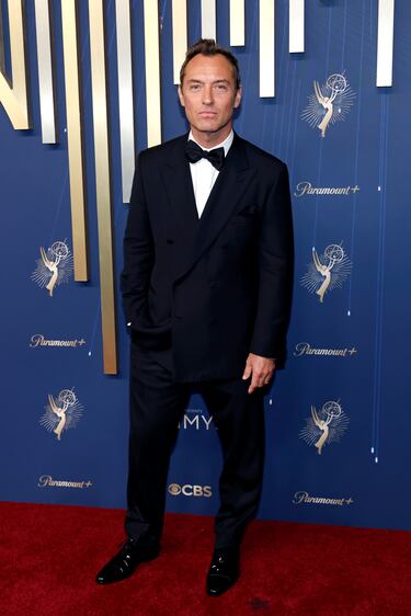 Jude Law posa en la alfombra roja de los Premios Emmy 2025 celebrados en California.