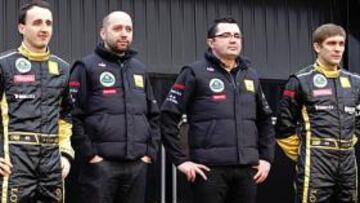 El polaco Robert Kubica y el ruso Vitaly Petrov posan con el nuevo R31, el monoplaza del equipo Lotus Renault GP.