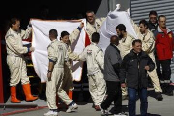 El piloto español de McLaren, Fernando Alonso, evacuado en helicóptero tras un accidente durante la cuarta tanda de entrenamientos de pretemporada del Mundial de Fórmula Uno, que se realiza en el Circuito de Cataluña.