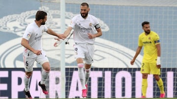 GRAF4059. MADRID, 22/05/2021.- El delantero francés del Real Madrid Karim Benzema (2i) celebra con Nacho (i) tras anotar el 1-1 del empate durante un partido correspondiente a la última jornada de LaLiga Santander disputado entre el Real Madrid y el Villa