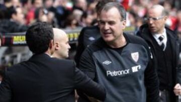 Marcelo Bielsa saluda a Valverde al comienzo del encuentro entre Athletic y Valencia.
