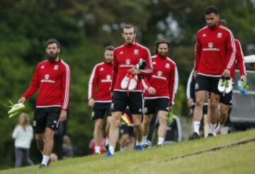 Joe Ledley, Gareth Bale y Hal Robson Kanu.