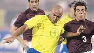 <b>DOBLETE Y ESPONTÁNEO. </b>Ronie hizo doblete ante Venezuela. Primero al marcar en carrera y después en un chut que se comió el portero. Un espontáneo quiso, en balde, celebrarlo con él.