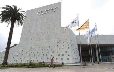 Una bandera de Cataluña ondea en el exterior del lugar del enlace entre Leo Messi y Antonella Roccuzzo.
