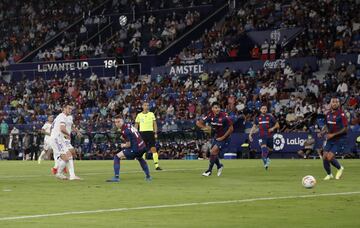 Gareth Bale marca el 0-1 al Levante. 