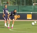 La cara de admiración de Mbappé con Benzema en la práctica de Francia