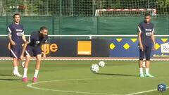 La cara de admiración de Mbappé con Benzema en la práctica de Francia