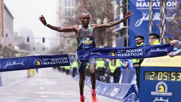 Evans Chebet cruza victorioso la meta de la Maratón de Boston 2023.